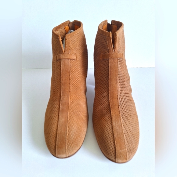 Aquatalia by Marvin K Perforated Size 9.5 Suede Ankle Booties-Brown/Tan - Picture 3 of 7